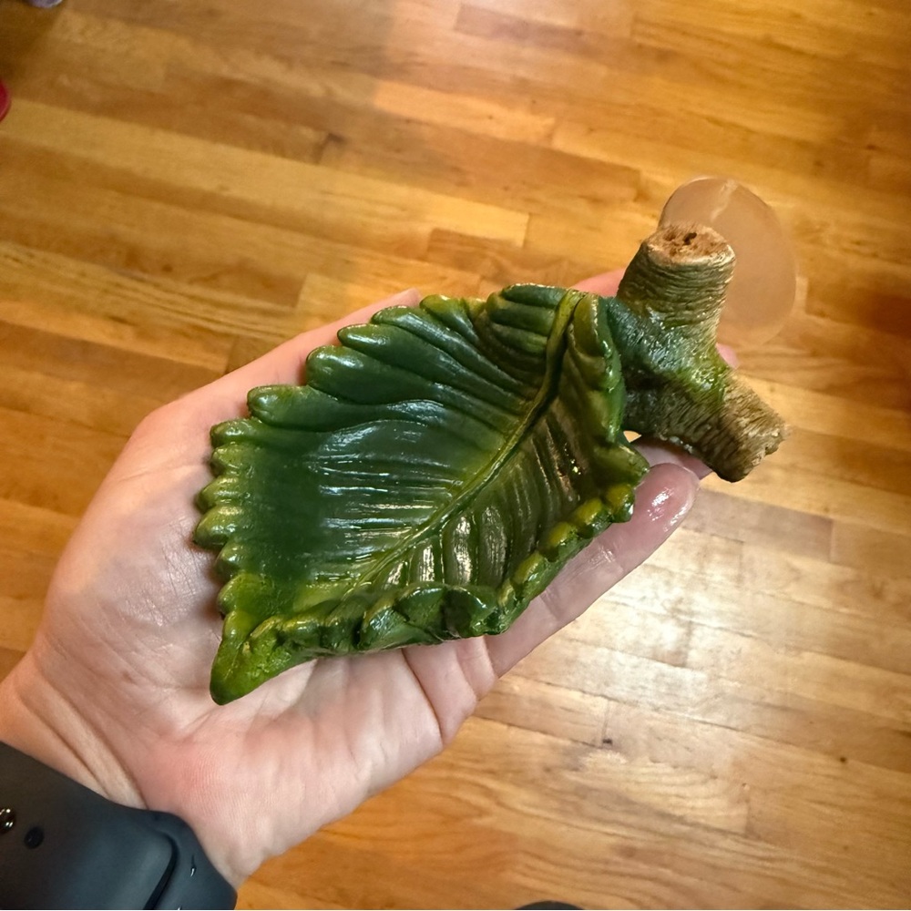 Set of two - Discontinued Thrive suction cup leaf dishes